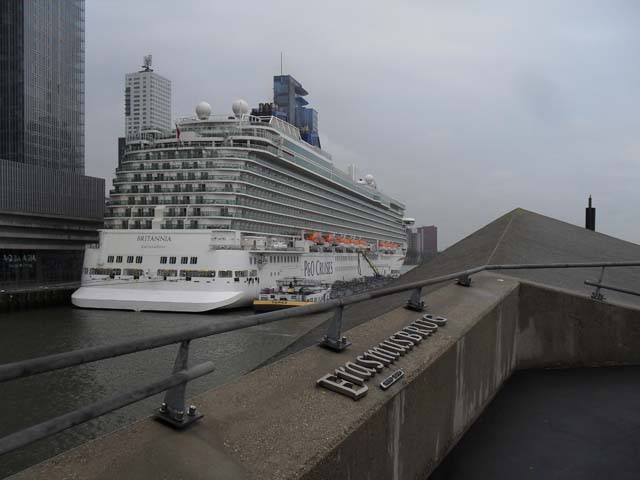 Cruiseschip ms Britannia van P&O aan de Cruise Terminal Rotterdam